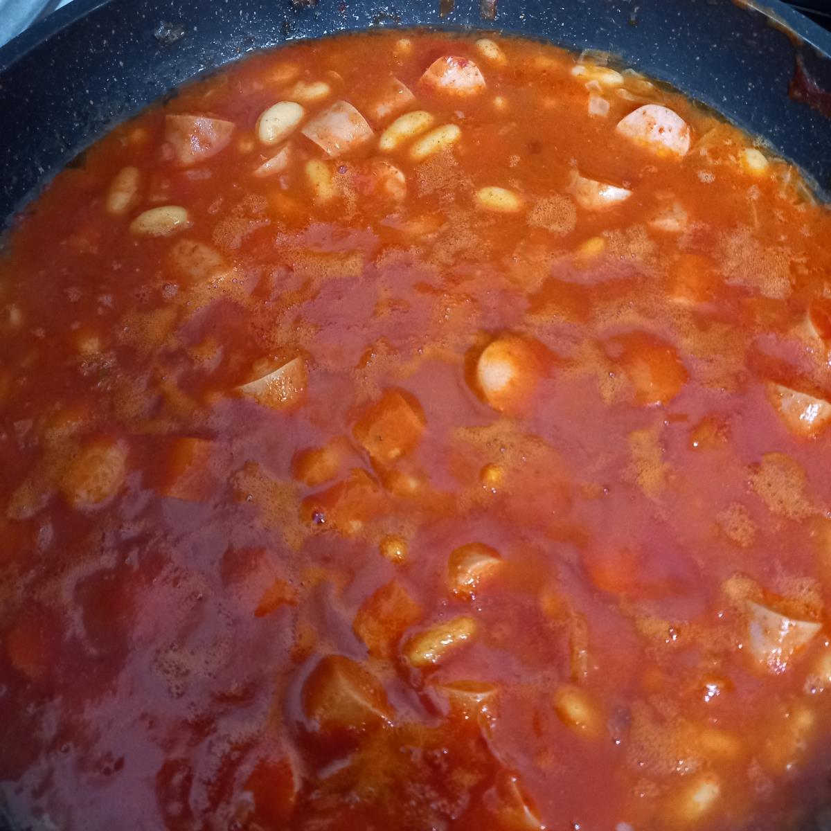 תבשיל נקניקיות ושעועית ברוטב עגבניות 
