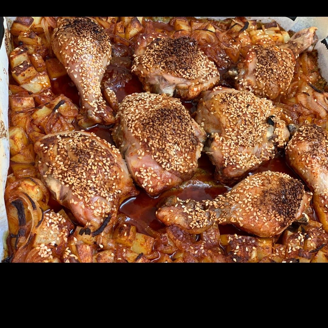 עוף בתנור בלי טיפה של שמן למרות שזה נראה אבל זה שמן של עוף טרי זה מה שיוצא מעוף טרי 