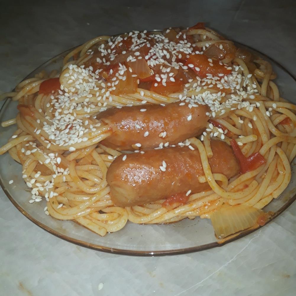 ספגטי עם נקניקיות שזורות