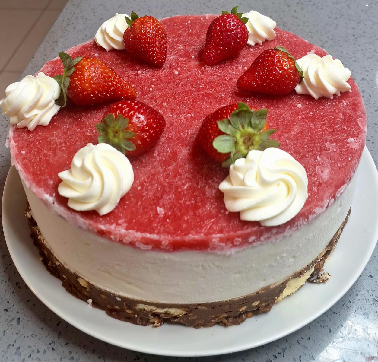 עוגת מוס גבינה עם רוטב תותים