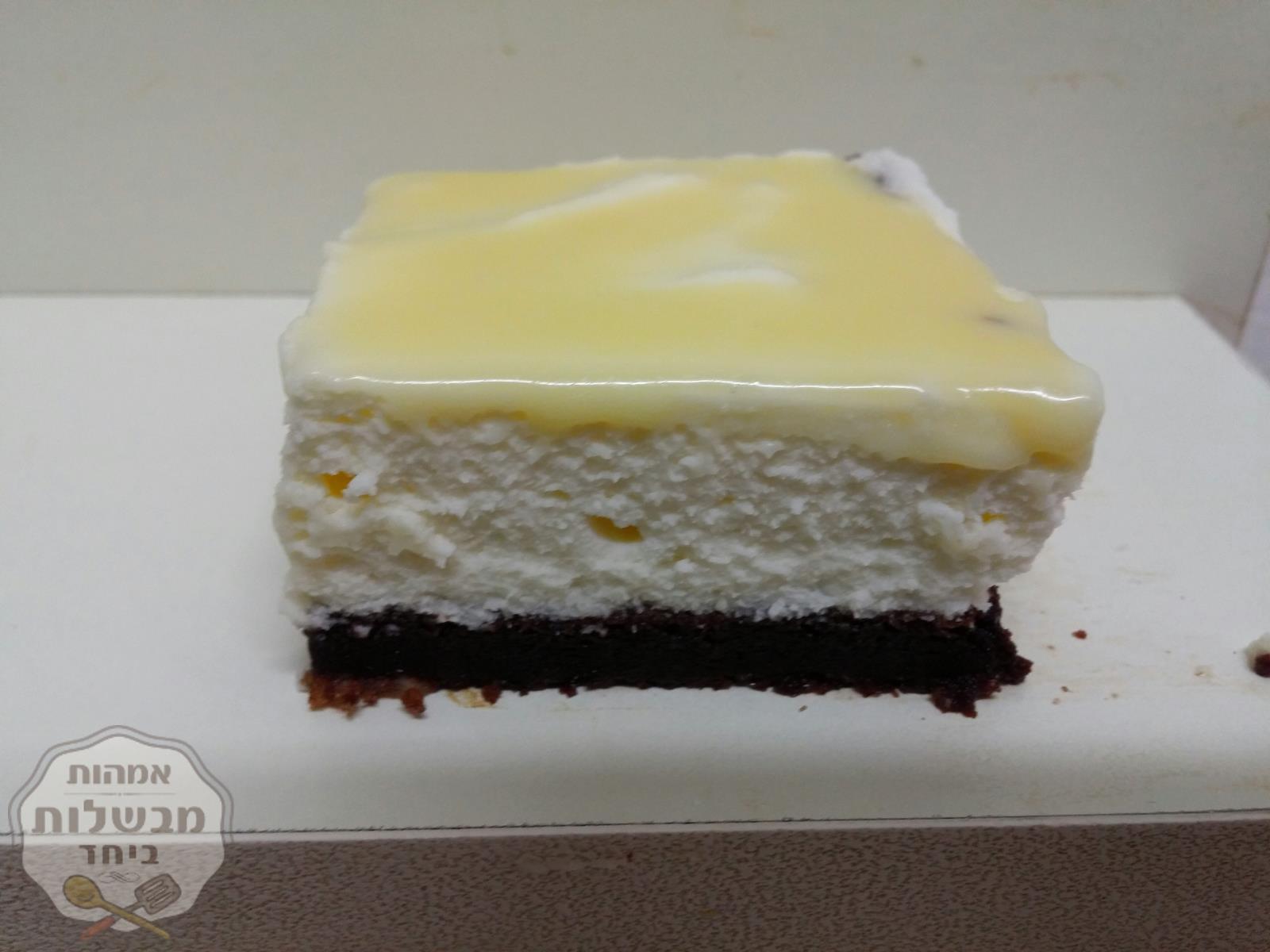עוגת מוס עם שוקולד לבן והיא יכולה גם להיות כשרה לפסח