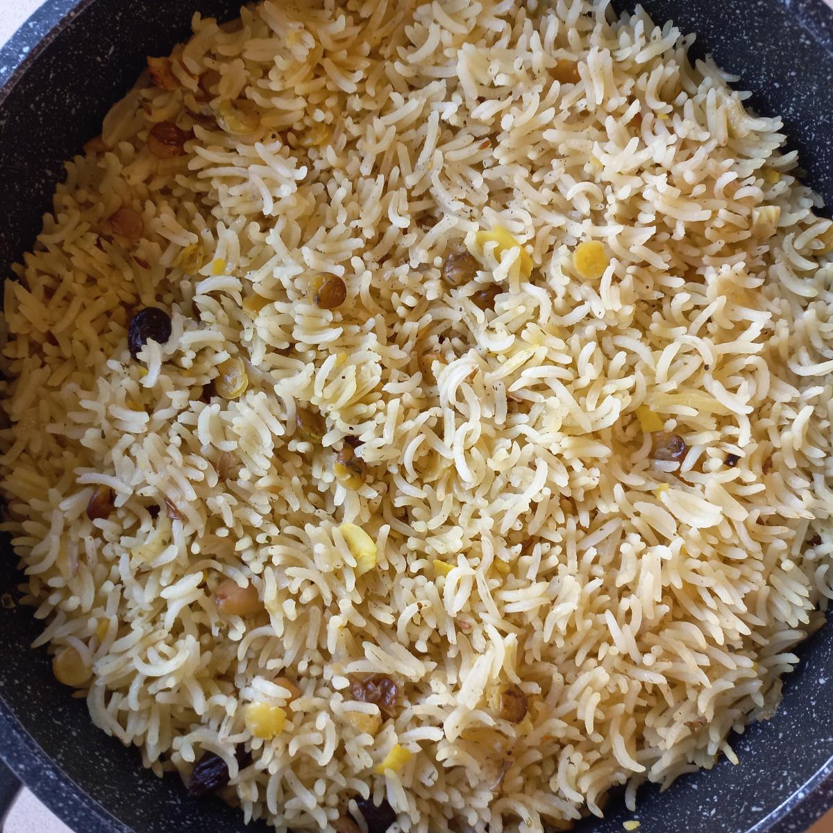 אורז עם תבלין בצל יבש עדשים ושקדים ממש טעים אני משתמשת באורז בסמטי