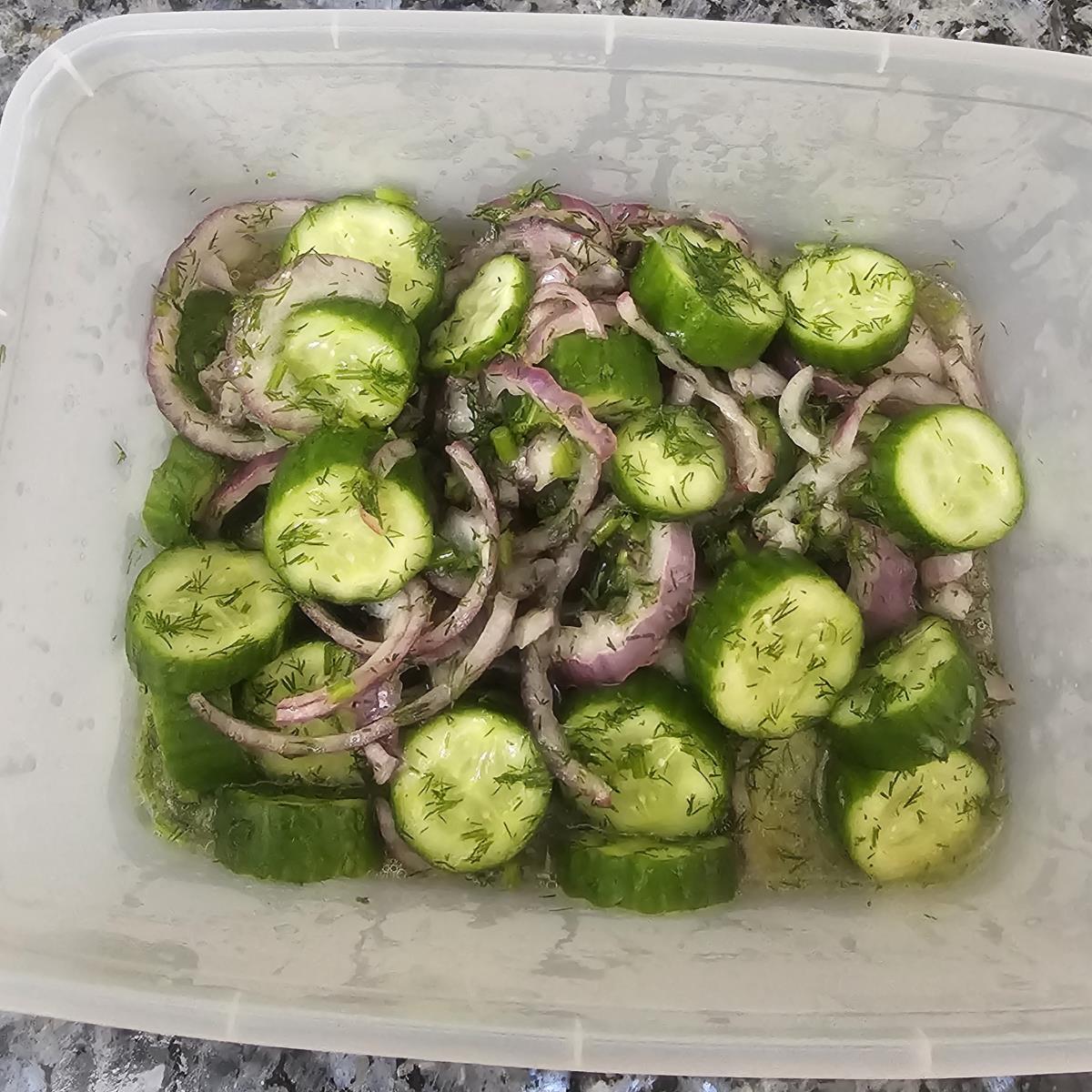 סלט מלפפונים עם בצל ושמיר