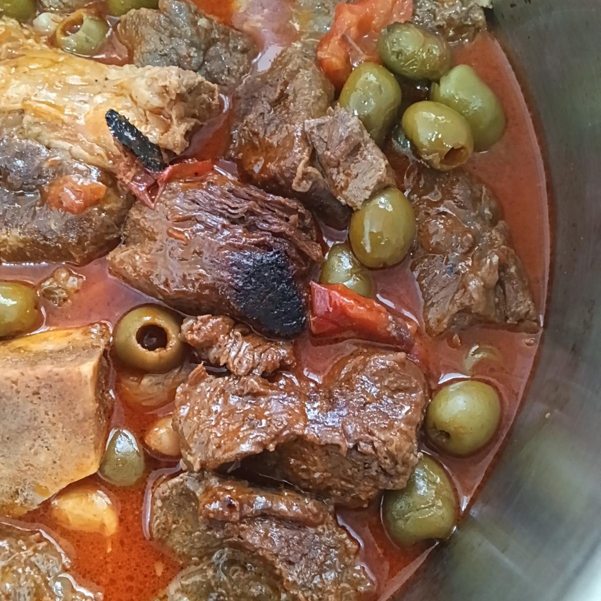 בשר בקר עם זיתים 
קל וםשוט להכנה.