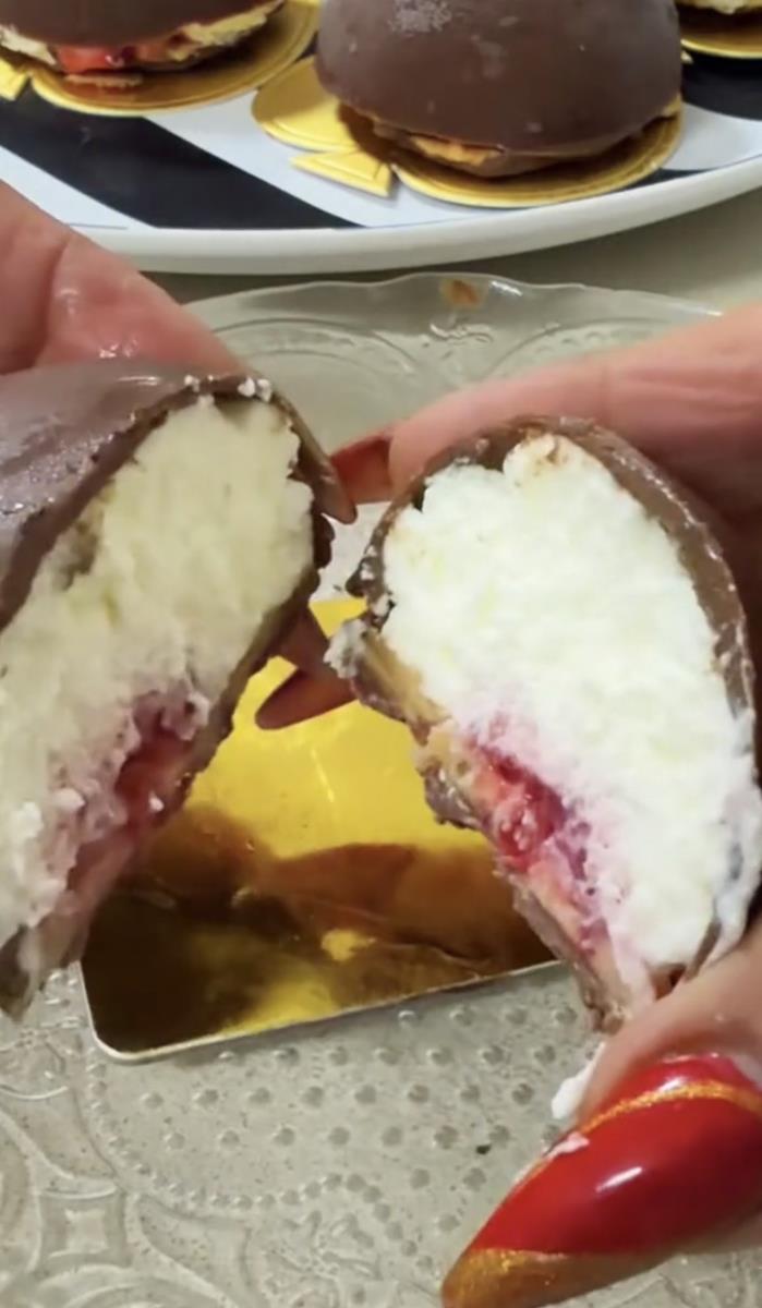 קינוח קרמבו ביתי במילוי קצפת גבינת שמנת 🍦ותותים 🍓טריים, נמס בפה