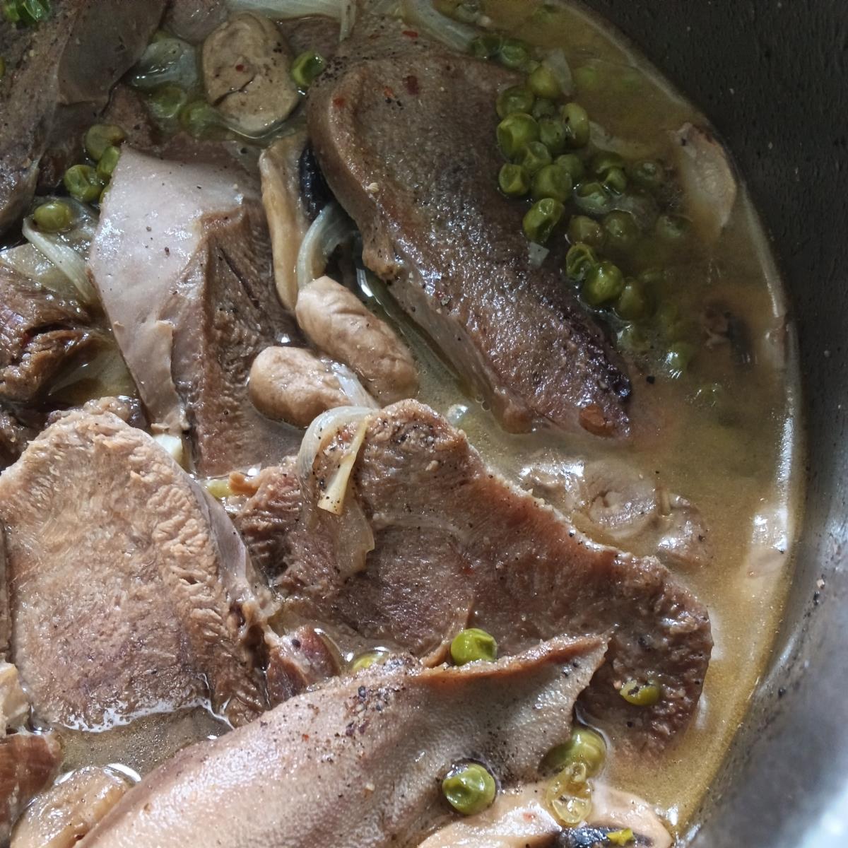 פרוסות לשון בקר עם אפונה ופטריות🥩
תבשיל שהוא פשוט מעדן!