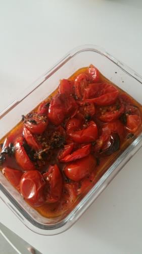 סלט עגבניות שרי בתנור
