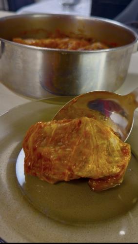 כרוב ממולא בירקות ואורז ברוטב עגבניות