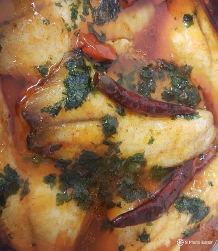 דג אמנון עם ירקות ברוטב פיקנטי