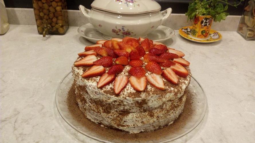 עוגת סברינה חגיגית עם תותים וקצפת