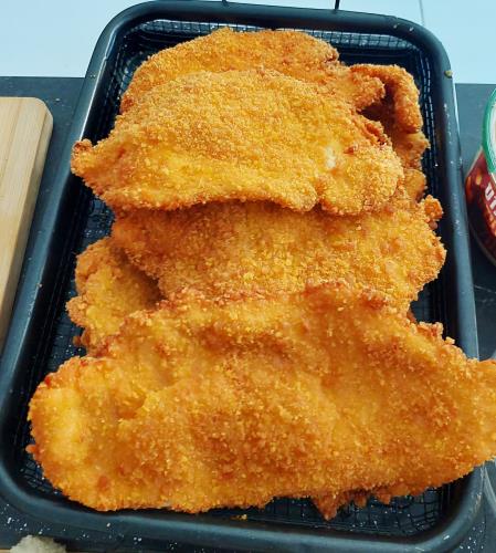 שניצל מצופה בקרוטונים וקורנפלקס