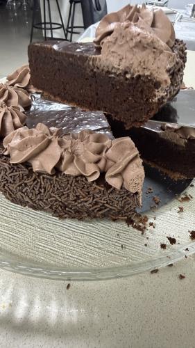 עוגת בראוניז ללא גלוטן כשרה לפסח בציפוי גנאש שוקולד וזילוף קצפת שוקולד