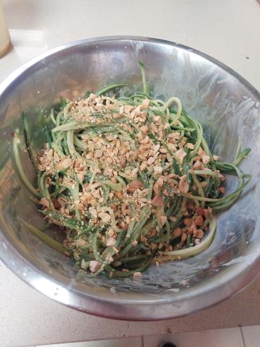 סלט מלפפונים עם רוטב חמאת בוטנים (בסגנון ג'אפניקה)