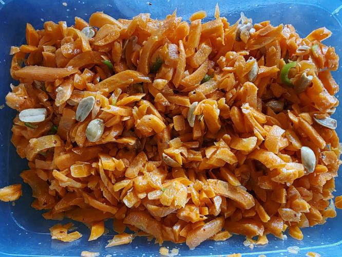 סלט גזר חריף עם בוטנים משגעעע 