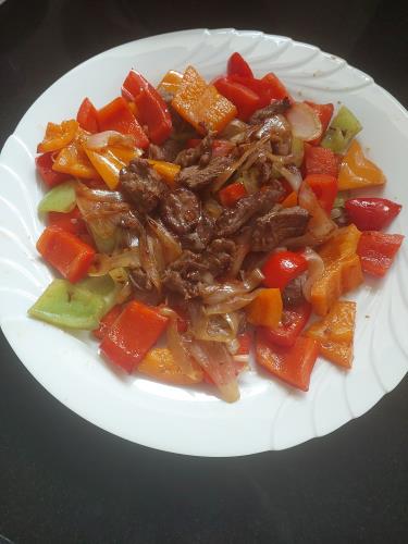 שניצל בשר דק מוקפץ עם ירקות