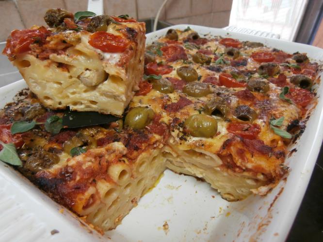 פסטה פיצה- פסטה עם גבינות ותוספות שאוהבים מנה  משגעת לכל המשפחה. בקלי-קלות
