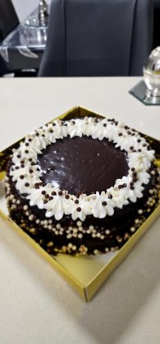 עוגת שוקולד אלוהית שכולה שוקולד בזילוף קצפת