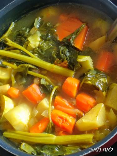 מרק ירקות חורפי עשיר בטעם ומלא ניחוחות של סבתא לאה 