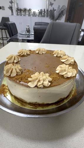 עוגת גבינה ללא אפייה בציפוי ממרח לוטוס   ובזילוף קצפת גבינה וממרח לוטוס