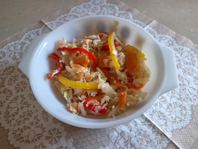 סלט כרוב מוחמץ