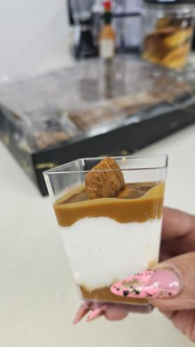 קינוחי כוסות עם גבינת שמנת וממרח לוטוס 