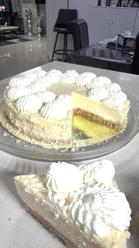 עוגת גבינה עם שוקולד לבן על תחתית ביסקוויטים וציפוי גנאש שוקולד לבן ללא הפרדת ביצים