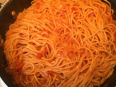 ספגטי עגבניות בסיר אחד