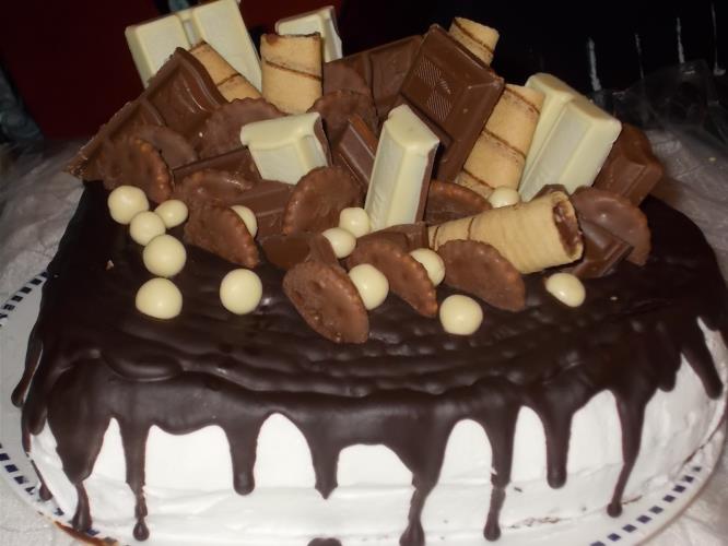 עוגת יום הולדת - עוגת שוקולד חלבית מצופה בקצפת חלבית שוקולד והמון ממתקים