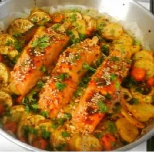דג סלמון על שיפוד עם ירקות בתנור