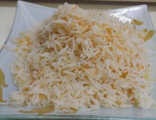 אורז מטוגן עם בצל שנותן גוון חום
