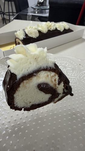 🍫 רולדת שוקולד כשרה לפסח במילוי קרם גבינה וציפוי גנאש