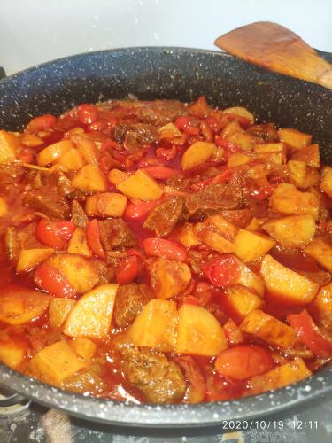 תבשיל בשר עם תפוא עגבניות וגמבה
