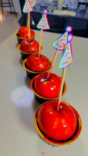 תפוח בציפוי סוכר 🍎 תפוחים מסוכרים (8–10 יחידות)