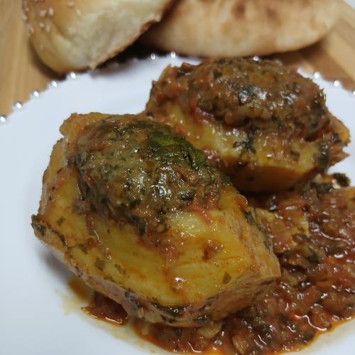 תפוחי אדמה ממולאים בבשר טחון ברוטב עגבניות