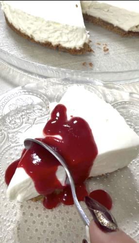 🍰 עוגת גבינה ללא אפייה עם קרם מסקרפונה וגבינת פילדלפיה 🤍 מוגש עם קולי פרות יער 