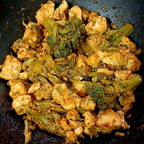 קוביות חזה עוף מטוגן עם ברוקולי