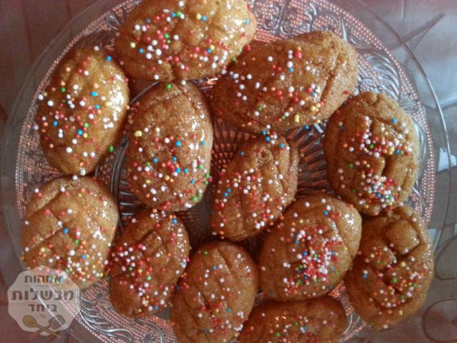 מקרוד עוגיות ממולאות בתמרים טבולות בדבש