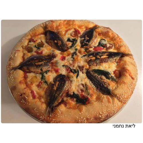 מז׳וז׳ין על פיצה ביתית מושלמת!