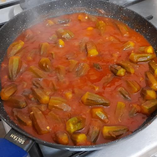 תבשיל במיה ברוטב עגבניות