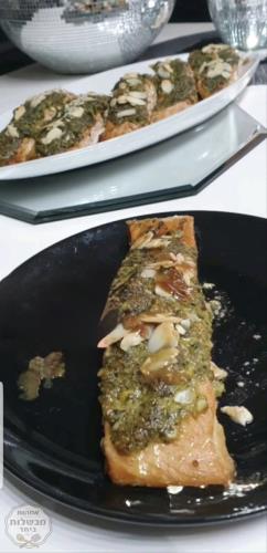 .דג סלמון אפוי בתנור עם  צנוברים ואגוזי מלך ועוד.....