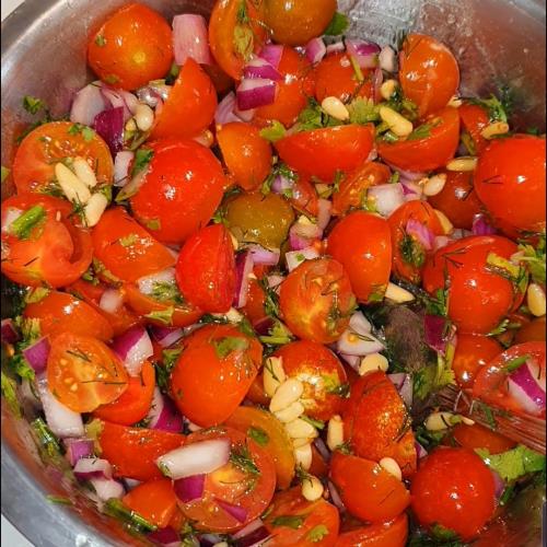 סלט עגבניות שרי מרענן בצל סגול וצנוברים 🔥❤