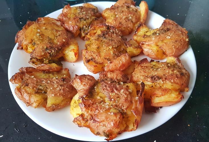 תפוחי אדמה מעוכים בתנור עם עשבי תיבול