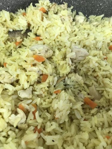 אורז עם ירקות וקוביות עוף או בשר טחון
