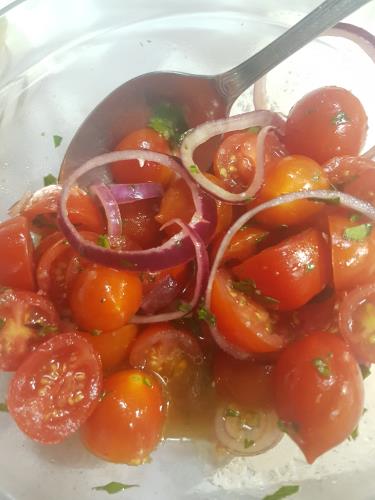 סלט עגבניות שרי💟