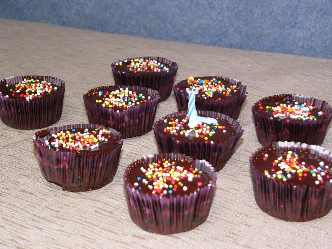 מיני קאפיקייקס שוקולד עם סוכריות צבעוניות (לימי הולדת)