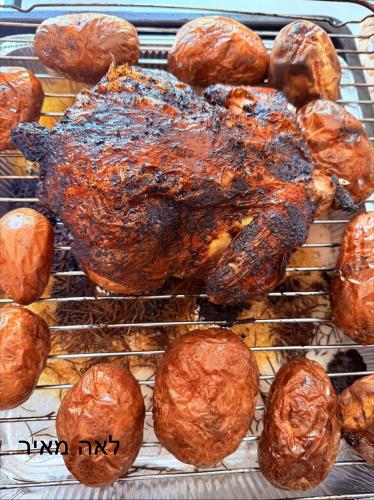 עוף צלוי במלח גס עסיסי מבפנים ופריך מבחוץ שמכינים בפחות מחמש דקות של סבתא לאה