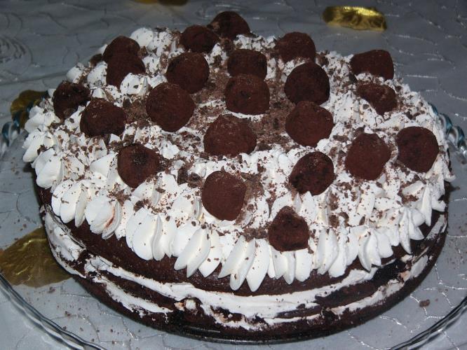 עוגת שכבות שוקולד קצפת וניל וטראפלס