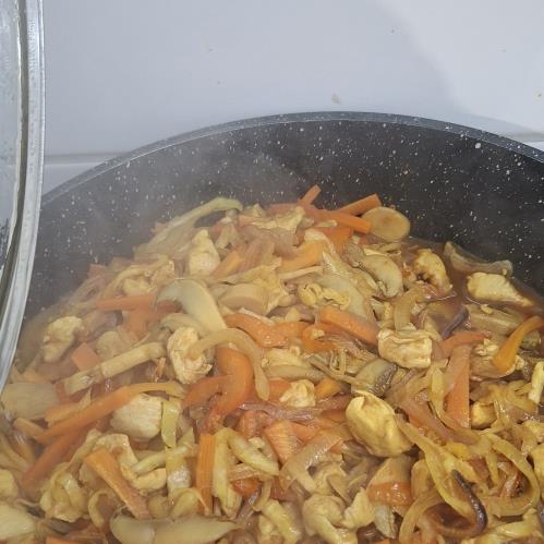 מוקפץ חזה עוף עם ירקות