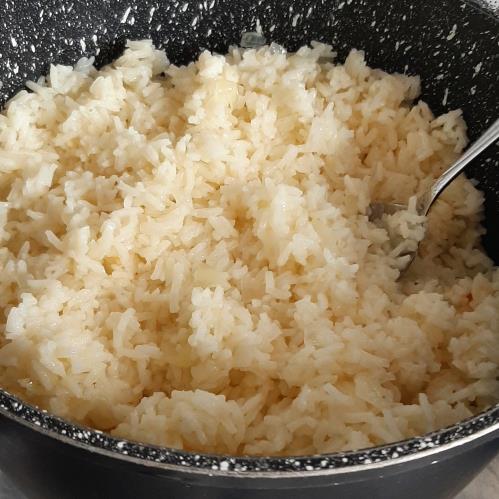 אורז לבן עם בצל 