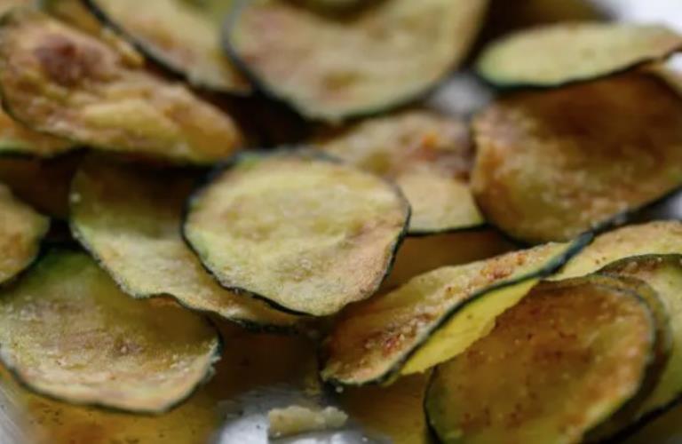 צזיקי יווני עם צ’יפס זוקיני